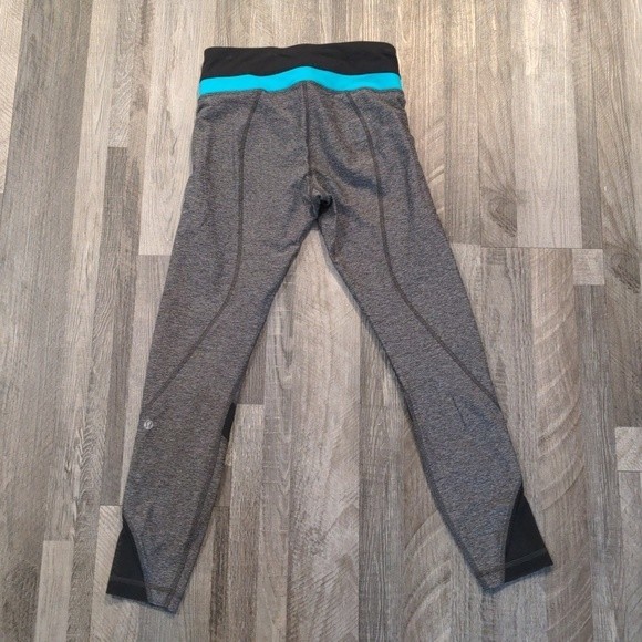 Lululemon Gray Cropped Pockets Mesh Design Legging Size 4 - Picture 7 of 13